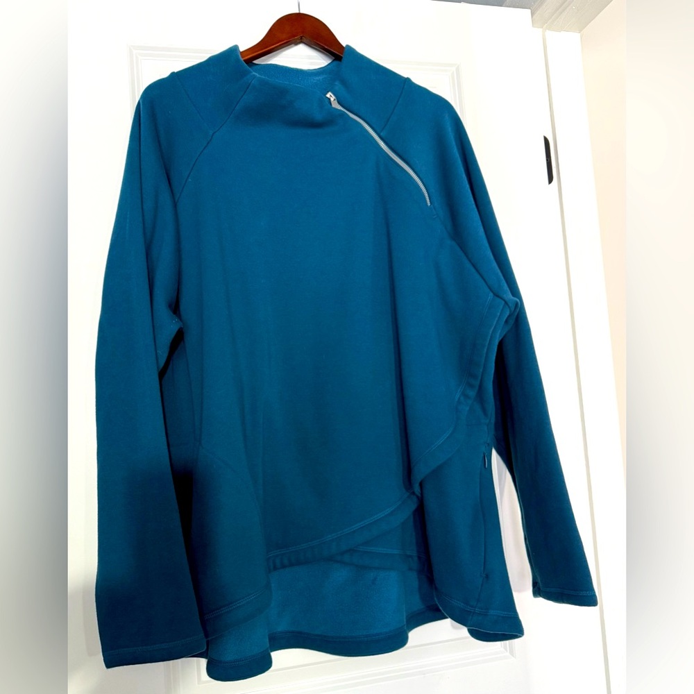 Athleta pullover sweatshirts / pulloverr